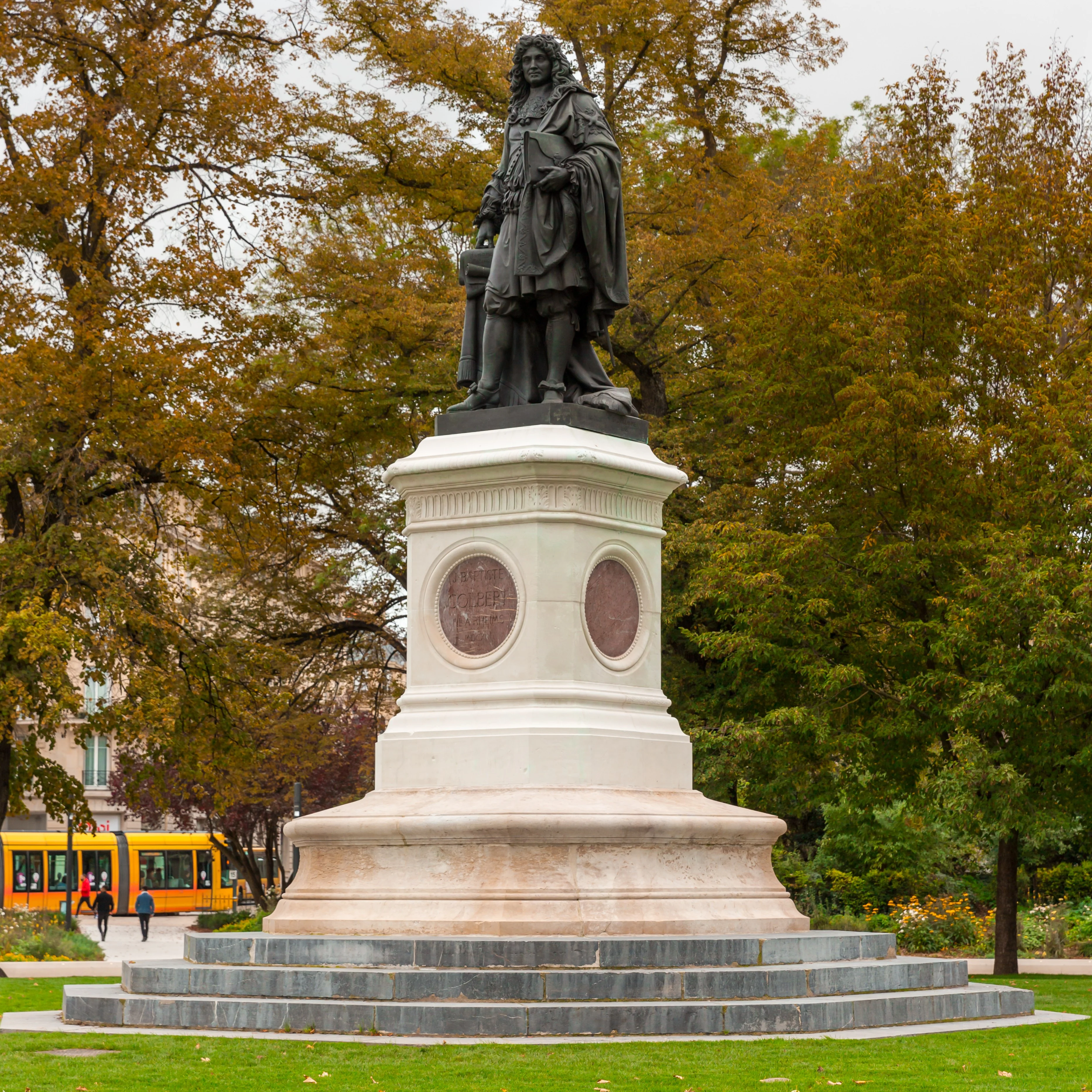 Statue Colbert promenade